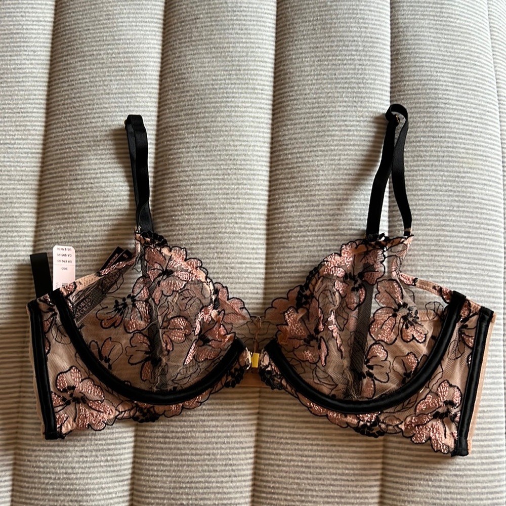 Victoria’s Secret no padding lace bra